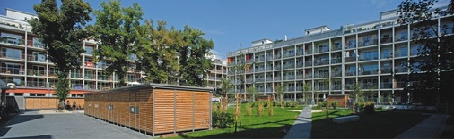 Größter Passivhaus-Komplex DeutschlandsEr besteht aus 15 Mehrfamilienhäusern und 1000 m² Gewerbeeinheiten und setzt sich aus einem Solitär, einer Zeile mit vier Mehrfamilienhäusern und ­einem U-Block mit zehn Mehrfamilienhäusern zusammen.