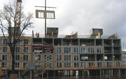 Großbaustelle ­Sophienhof<br />75 Prozent der Fenster wurden in die Holz-Fassadenelemente in ­Vorarlberg vormontiert, die dann komplett nach Frankfurt transportiert wurden.