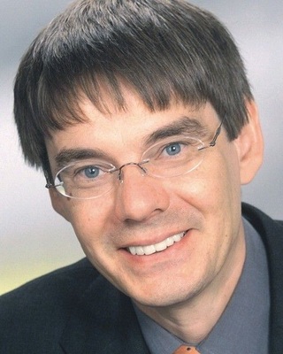 Mag. Harald Greger, Geschäftsführer des AFI: „Die ­Ergebnisse dieses Positionspapiers sprechen ein­deutig für Aluminium-Profilsysteme — nicht nur in ­technischer, sondern nun auch nachweislich in ökonomischer ­Hinsicht. Die Wirtschaftlichkeitsberechnungen ergeben durchweg die besten Werte für ­Alufenster.”