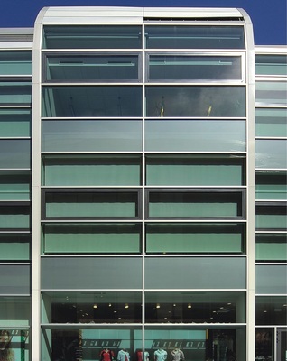 Ohne geht heute nicht mehrSonnenschutzglas mit innenliegendem Sonnen­schutz, Peek & Cloppenburg-Gebäude, Chemnitz