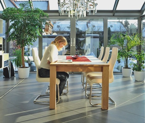 Eine sinnvolle KombinationModerne Multifunktionsgläser, die Sonnenschutz und Wärme­schutz kombinieren, erlauben selbst im Wintergarten ganz­jährigen Wohnkomfort.