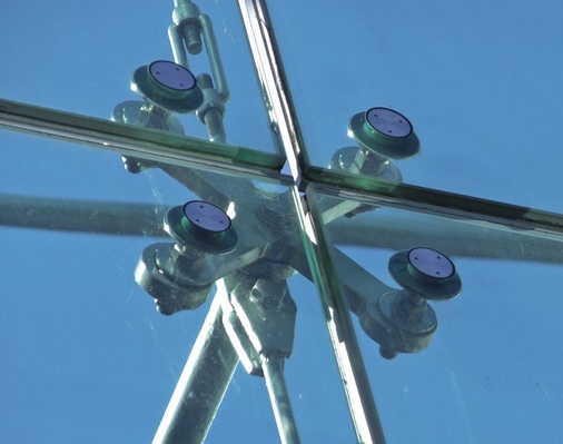 Die ZiE hilft dabei, Beschläge zu optimierenEine Nahaufnahme des Punkthalters ZK C 46/70 und des Spider TYP 01 sowie Zugstababhängungen bei der Mercedes Benz Bank in Stuttgart.