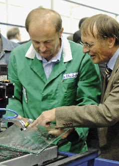 Die glasstec 2010 gibt einen umfassenden Überblick über neue Produkte und Glasbearbeitungs­technologien aus aller Welt. - © Foto: Rene Tillmann/ Messe Düsseldorf
