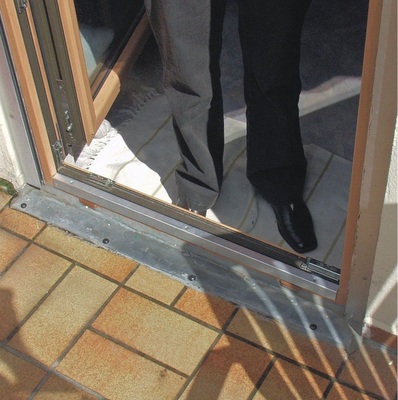 Problemzonen ­überdeckt05 Ein Blechstreifen sollte eine unzulängliche Folien­abdichtung überdecken …