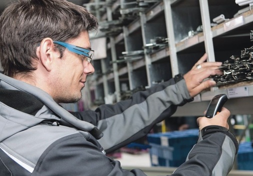 Rückmeldung ­inklusiveÜber das Display des Scanners erhält Produktionsleiter Christian Schneider eine sofortige Rückmeldung über die Verfügbarkeit der gewünschten Artikel.