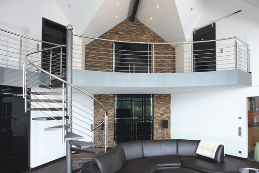 Mehr Glas im GebäudeInterieurgläser werden zunehmend auch im Privatbereich eingesetzt, etwa als Ganzglastüren und Trennwandsysteme.