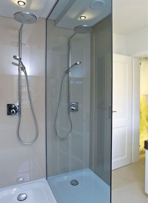 Spezielles Glas für Duschen<br />Gemeinsam mit Guardian ­wurde „Shower­Guard“, ein Glas für ­Duschen und den Sanitär- bzw. Innen­bereich mit dauerhafter „Easy-to-clean“-Funktion entwickelt.