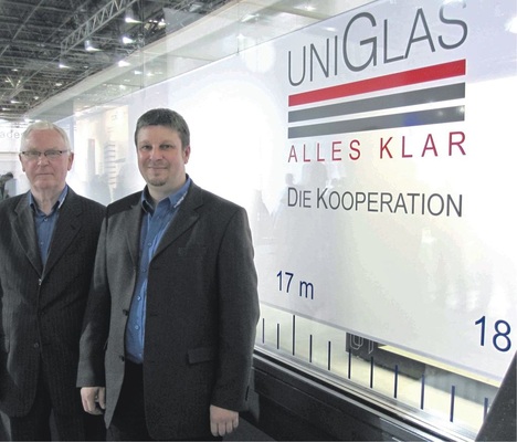 Die größte ISO-Scheibe Europas<br />Dietmar Henze (li.) und Matthias Zander, beide von Henze Glas, präsentierten eine 18 m lange und 3,30 hohe Isolierglas-Scheibe. - © Foto: Matthias Rehberger
