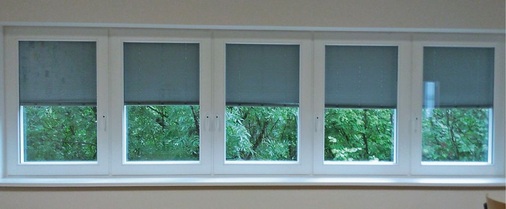 Die Fenster verfügen über eine zwischen den beiden Verbundflügeln installierte Jalousette, die im ­Sommer vor Überhitzung schützt.