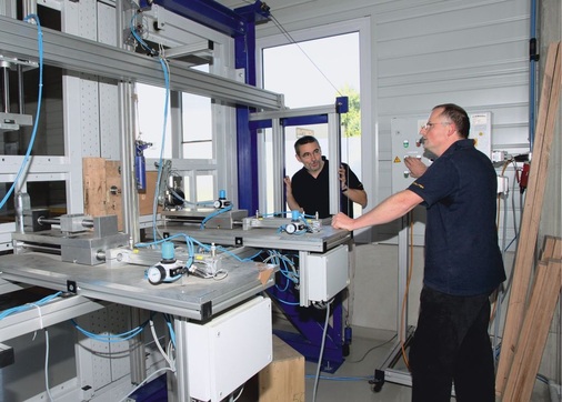 BeschlagsprüfstandPeter ­Schober (li.) im Gespräch mit einem Prüf­ingenieur