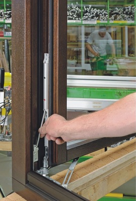 Voll verdeck und sehr kräftigMit dem neuen, voll verdeckten NT Designo Beschlag ­lassen sich PVC- und Holzfenster bis 150 kg auch nachrüsten.
