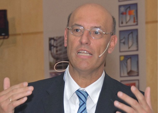 Prof. Christian Niemöller„Da sich zwischen dem im CE-Zeichen ­angegebenen und dem tatsächlichen U-Wert Abweichungen ergeben können, sollte der ­Hersteller ­Kunden auf mögliche Abweichungen vor ­Vertragsabschluss schriftlich hinweisen und sich dieses auch quittieren lassen.“