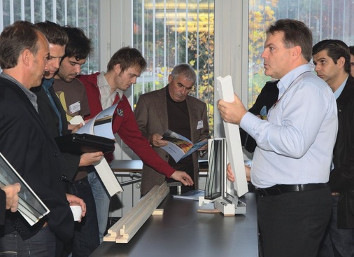 Geklebte SystemeRolf Hunkeler (rechts mit Kantel) ­erläutert sein geklebtes ­Fenster.