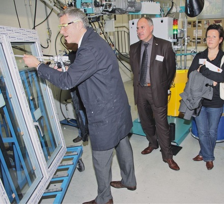 Workshop liveMatthias Dick (Sika) demonstriert, wie man auch ohne automatische Anlage Glasscheiben mit dem Flügel verklebt.