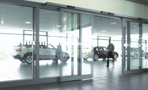Optimale Raumnutzung mit BrandschutzDie T 30 Automatik-Schiebetür ASV2 von Hömann mit Pilkington-Verglasung in einem Auto­haus erlaubt die Flächennutzung vor und hinter der Tür.
