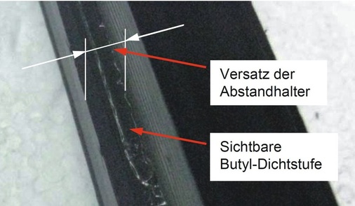 _02 Verformungen beim Entfall der Klotzung <br />Durch das Wegfallen der lastabtragenden Verklotzung kam es bei den Tests zur Verschiebung der Randverbünde an der mittleren Scheibe. - © Fotos: ift Rosenheim
