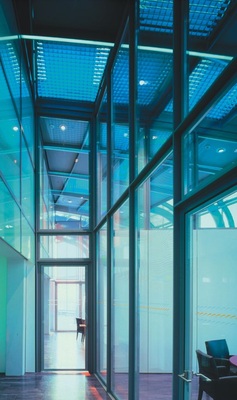 Guter Lärmschutz im Büro und WohnraumTransparente Glaswände sorgen im Gebäudeinneren für Ruhe und trennen die Räume optisch ohne Blickkontakte zu unterbrechen.