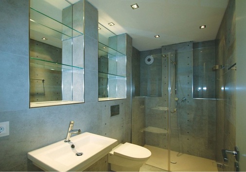 Gehobener Innenausbau<br />Die ­Essener ­bieten ­ansprechen­de Glas­anwen­dungen für Interieur und den Bad­bereich an.