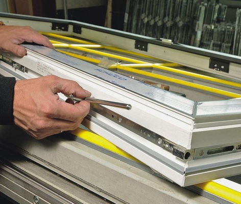 Starke StützeDank Flügellagerschiene lassen sich mit dem voll verdeckten ­ Beschlag auch schwere Wärmeschutzfenster bis zu ­einem ­Flügelgewicht von 150 kg bewegen.