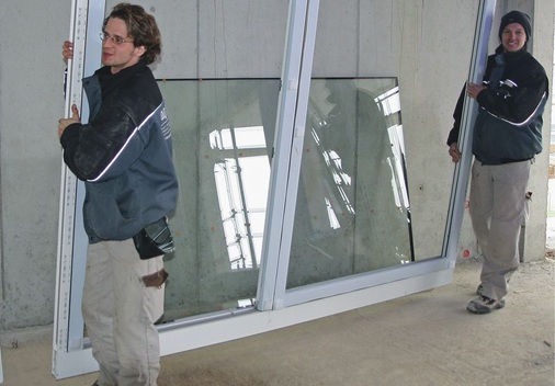 Verglasung vor OrtAufgrund der ­Größe der ­Elemente ­werden die 3-fach-­Scheiben erst vor Ort ­eingesetzt.