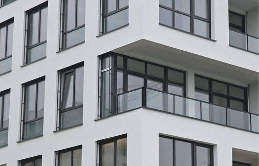 Das TorhausHier kam das Rehau Brillant Profil mit ­Aluminiumschale zum Einsatz.