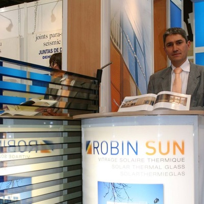 Die französische Firma Robin Sun zeigte einen transparenten Solarthermie-Kollektor, der in einer 2-fach-Verglasung integriert ist. Es gibt ihn für Fassaden und Fenster in Standard- und Maßgrößen.
