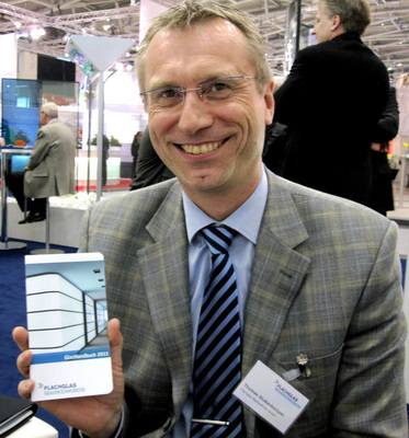 Thomas Stukenkemper, Geschäftsführer des Flachglas MarkenKreises, stellte das GlasHandbuch 2011 vor.