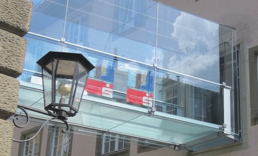 Schwebende Transparenz in Schwäbisch Hall (Detail siehe links)<br />Die gläserne Brücke wurde ausschließlich mit eigenen Mitarbeitern umgesetzt.