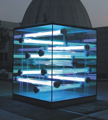 Glaskubus der TU München mit aussteifenden Glasröhren<br />Die geklebte Konstruktion mit Lichtinstallation zeigt, wie schön Glas sein kann.