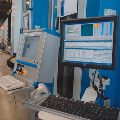 _ 02 Nachproduktion wird automatisch angestoßenDie Linie „weiß“ vom Scanner, dass eine schadhafte ISO-Scheibe mit Gegenscheibe ausgeschleust und das folgende Scheibenpärchen entsprechend gefertigt werden muss.