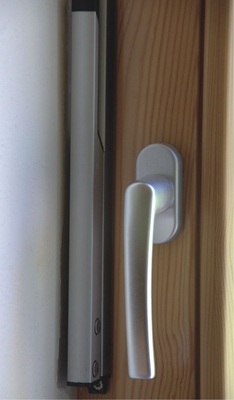 QuetschgefahrDer Hebel für das Oberlicht sitzt zwar verdeckt in der Leibung, hat aber nicht genügend Randabstand.