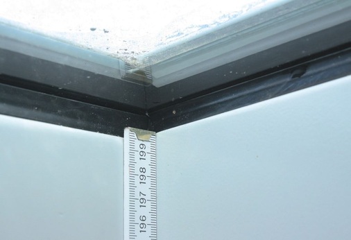Glasauflager<br />Ein Versatz von 4 mm führt zu erheblichem Wärmeverlust und ist dazu größte Gefahren-quelle für Glasbruch wegen mangelnder Ebenheit des Untergrunds.