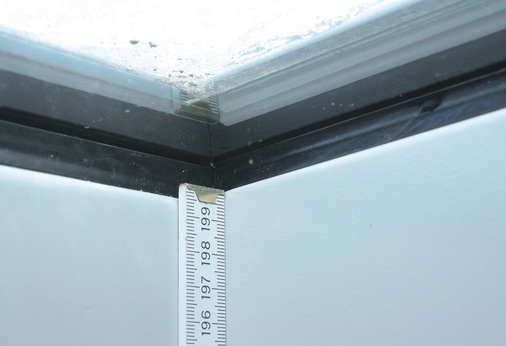 GlasauflagerEin Versatz von 4 mm führt zu erheblichem Wärmeverlust und ist dazu größte Gefahren-quelle für Glasbruch wegen mangelnder Ebenheit des Untergrunds.