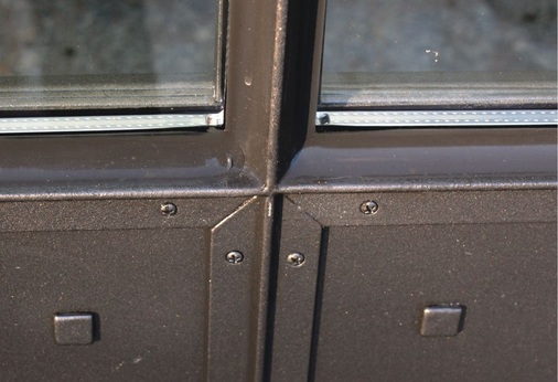 Mangelhafter DampfdrucksausgleichBei dem Wintergarten, von dem diese Aufnahme stammt, waren bereits nach 15 Monaten Nutzungszeit 6 Scheiben innen angelaufen. Der Randverbund war durch die im Glasfalz befindliche Feuchtigkeit zerstört.