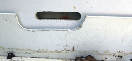 SockelanschlussAuch die noch bemerkte Schwachstelle mit einem flotten Scherenschnitt zu entschärfen, ist nicht immer des Rätsels Lösung. Hier wäre die Entwässerung nach außen vorhanden, jedoch lässt die Fuge von gerade mal einem Millimeter einen Wasserlauf nicht zu. Es bleibt nur der Weg nach innen.