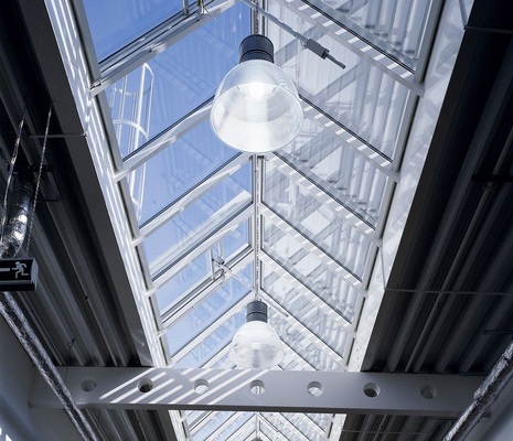 Gut geschützt in der VerglasungIn lsolier­verglasungen ­lassen sich scheiben­integrierte, steuer­bare Sonnen­schutzsysteme ­integrieren.