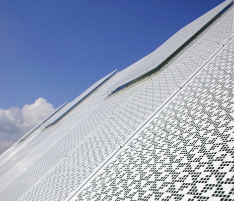 Fixe Verschattung<br />Das „Laubbaum­effektblech“ erzeugt im Gebäude­inneren einen Schattenwurf, der mit dem Sonnenstand wandert.