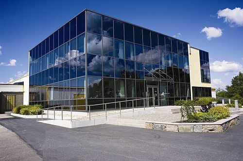 Ideal gerade bei großen Glasflächen: Pilkington SuncoolTM sorgt ganzjährig für ein angenehmes Raumklima.