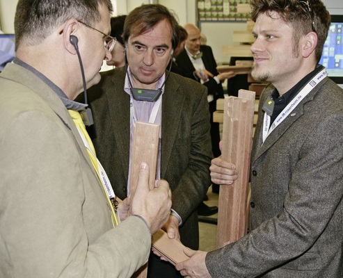 Was kommt hinten raus? Diese Frage stellen sich die Fensterbauer von Wertbau (rechts im Bild Stefan Taig) bei der Besichtigung des Fensterbaubetriebs von Nestle.