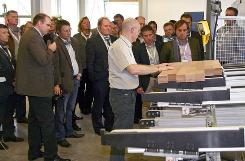 Dichtes Gedränge bei der WeltpremiereDer erste powerProfiler BMB 900 steht beim Fensterbauer Nestle in Tumlingen/Schwarzwald.
