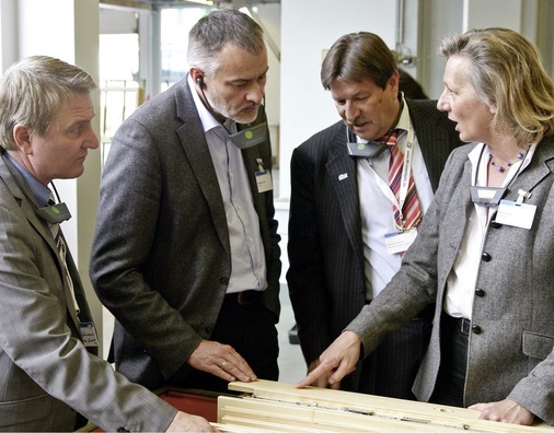 Fachsimpeln unter Expertenv.r.: Karin Lieb vom ift, Ulrich Tschorn (Geschäftsführer VFF), Wolfgang Jehl vom ift und Günter Weinbacher von der Otto-Chemie tauschen sich zum Thema Einzelteilfertigung aus.