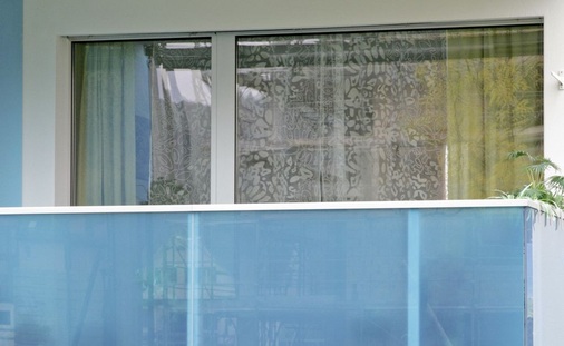 Es kamen Holz-Aluminiumfenster „Saphir Integral“ von Baumgartner zum Einsatz, eine in ­Kooperation mit Sika geklebte Konstruktion, die sehr schlanke Flügelrahmen ermöglicht. Durch den in der Schweiz üblichen Einbau hinter der Leibung erscheint das Fenster rahmenlos.