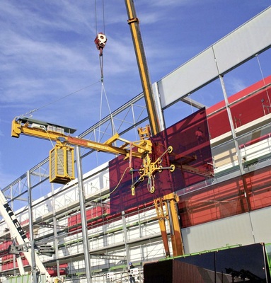 Gelungener Balance-Akt bei der FassadenmontageMit der Kombination aus Vakuumheber und Gegengewichtseinheit (hier ­ eine Pannkoke Balance mit verfahrbarem Gegengewicht) können Scheiben unter Vordächern bis zu 2,5 m bewegt oder Schrägverglasungen bis zu 10 ° ­ausgeführt werden.