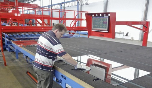 Maschinen und ­Layout optimiertHeute reicht ein ­einziger Mitarbeiter aus, um Zuschnitt und Sortierung zu bedienen.