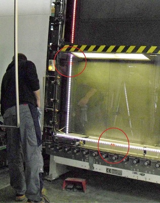 Fehlersuche leicht gemachtSysteme wie der ­„Defect ­Pointer“, weisen mittels LED-Leisten den ­Rahmensetzer auf die Fehler hin.