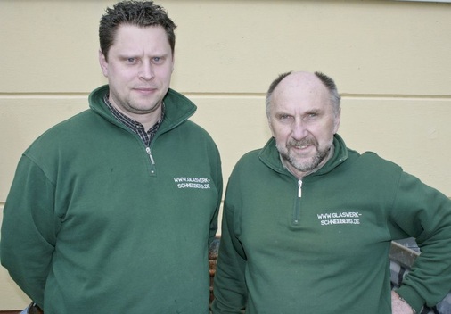 Ein gutes Team<br />Horst Moeckel und seinem Schwiegersohn ­Tiemo Gruner leiten heute die Glaswerke Schneeberg. - © Foto: Matthias Rehberger
