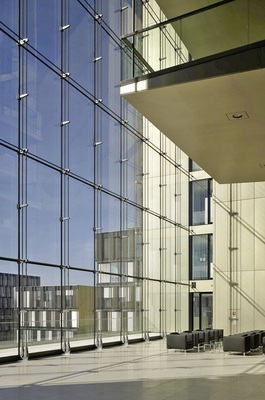 Das ThyssenKrupp Headquarter, Gebäude Q1, Essen. Blick von innen auf die Seilfassade. - © Christian Richters, Münster
