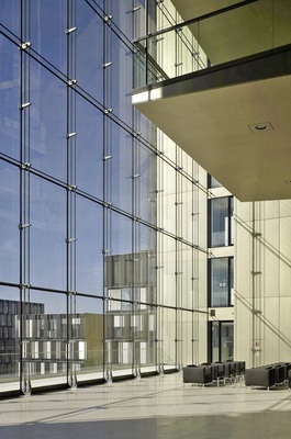 Das ThyssenKrupp Headquarter, Gebäude Q1, Essen. Blick von innen auf die Seilfassade.