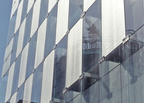 Das im VSG eingebrachte Gewebe Sefar Architecture Vision verleiht den Scheiben ­eine textile Struktur und nimmt dem Glas optisch seine Härte. Zudem wird durch verschiedene Farben ein optischer Kontrast ermöglicht.