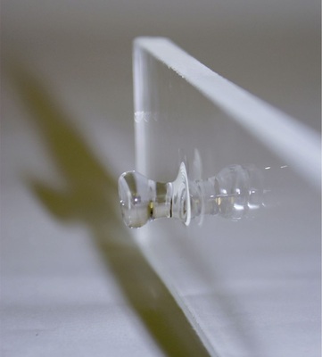 Eines der Ergebnisse aus den Versuchen war ein gläserner, mit der Glasscheibe verschweißter Punkthalter.